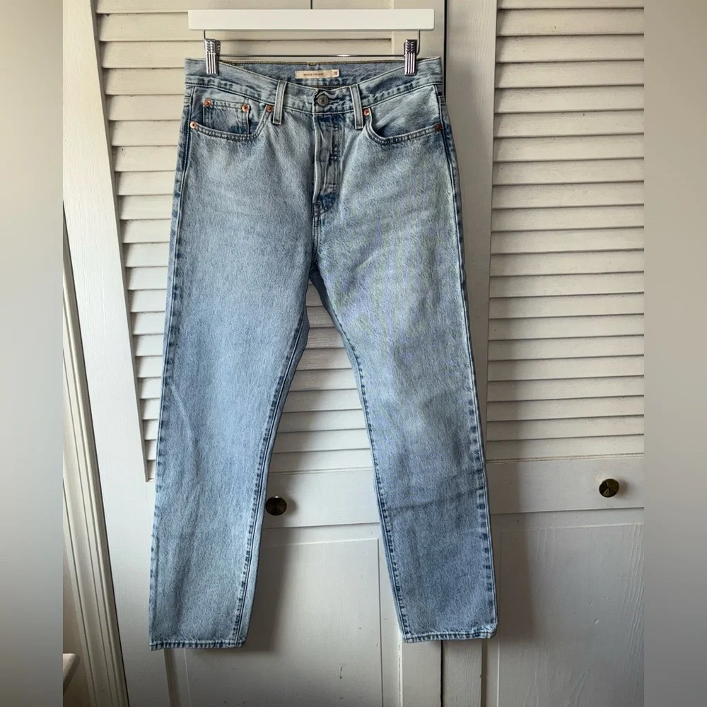 Levi’s Premium Wedgie Straight Jeans Size 28 Light Wash High Rise Denim - Picture 2 of 6